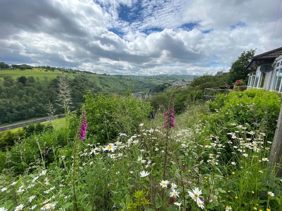 Villa The Crest Hillside Retreat With Hot Tub Abertillery Exterior foto