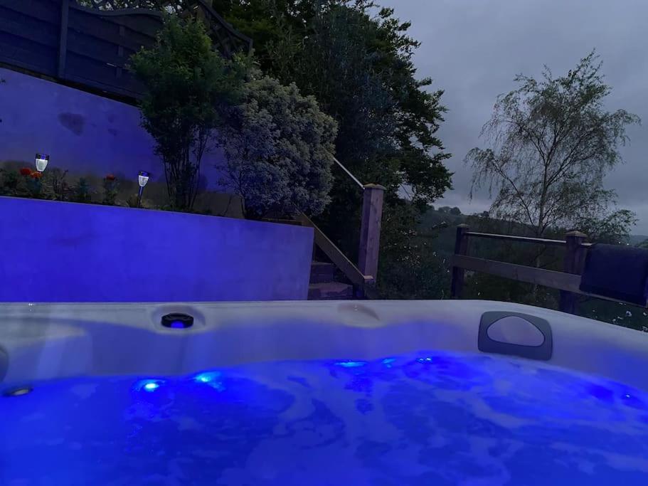 Villa The Crest Hillside Retreat With Hot Tub Abertillery Exterior foto